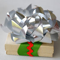 Giftwrap bows in a different way