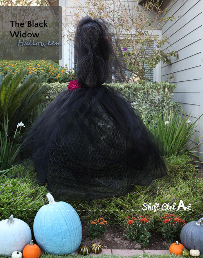 Outdoor Halloween decor: The black widow - wire and tulle lady