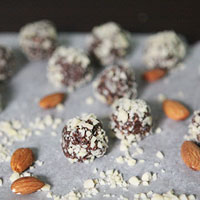 Paleo chocolate almond truffles