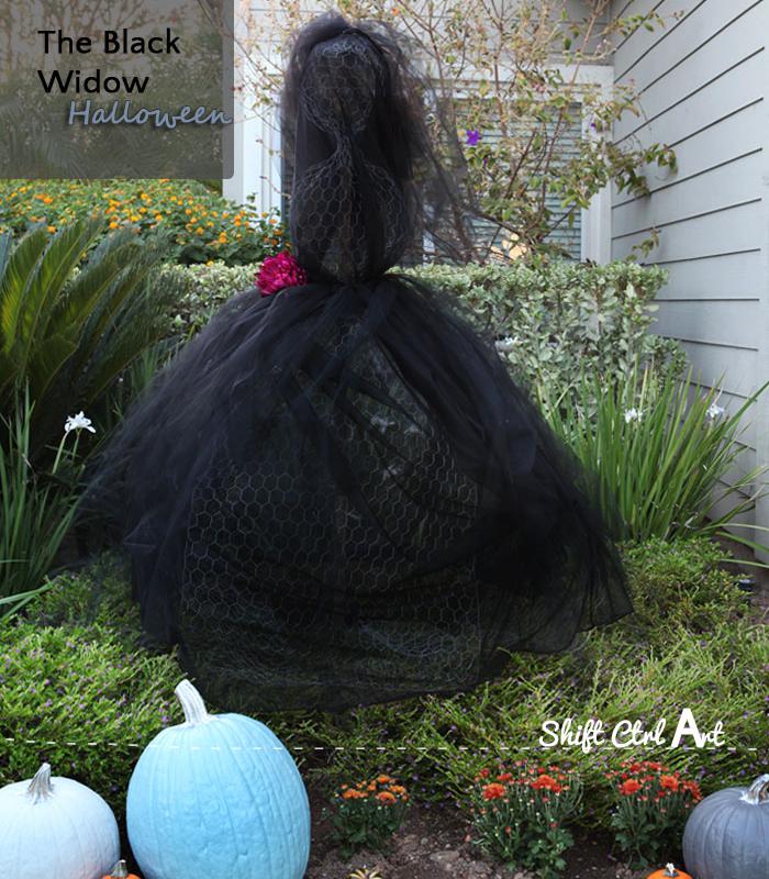 Outdoor Halloween decor: The black widow - wire and tulle lady