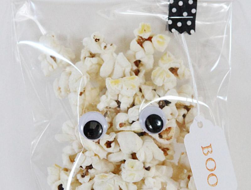 Pocket popcorn ghosts - Halloween treat